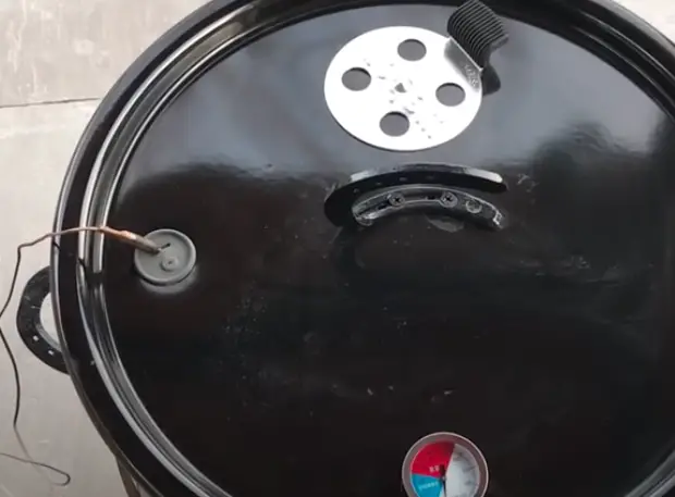 Image of a grommet on the left.