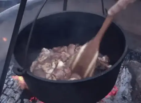 Using Dutch oven in outdoor cooking